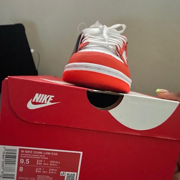 Womens Nike Never Been Worn !!! Brand New in the Box!!! - Picture 3 of 3